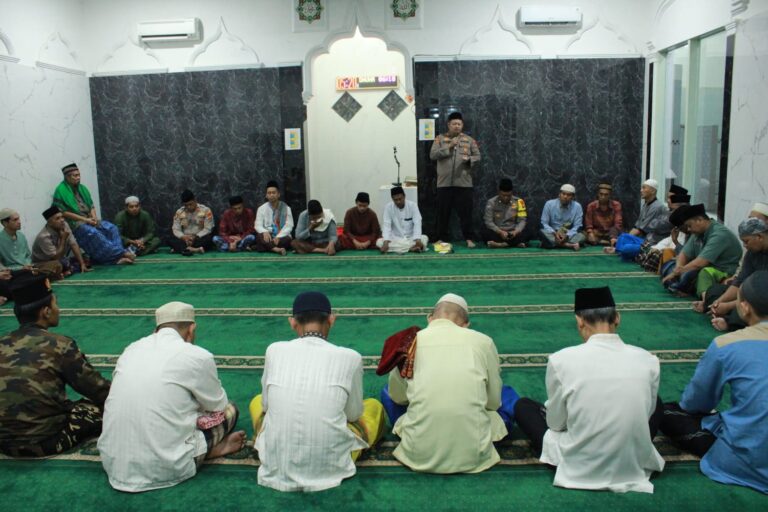 Polsek Kalideres Sholat Subuh Berjamaah Bersama Warga di Mushola Nurul Huda