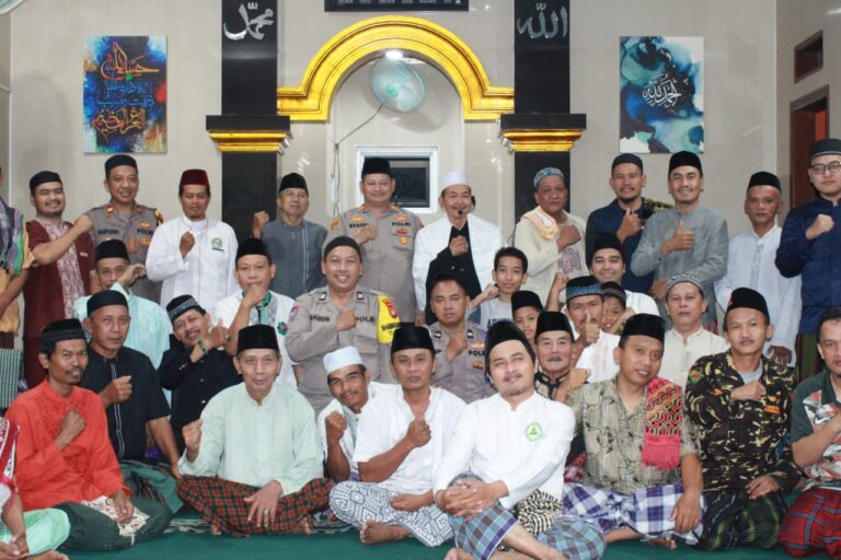 Polsek Kalideres Sholat Subuh Berjamaah Bersama Warga di Mushola SINAN NUR AMIN