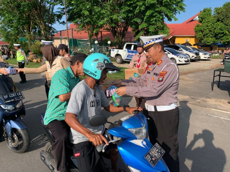 Gandeng Saka Bhayangkara, Satlantas Polres Lingga Bagi Takjil Gratis Ke Pengendara