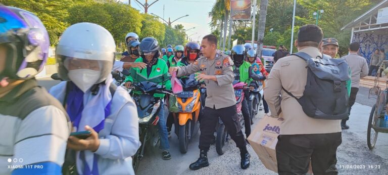 Berkah Ramadan, Biroops Polda Kalteng Bagikan Takjil Untuk Masyarakat dan Jamaah Masjid