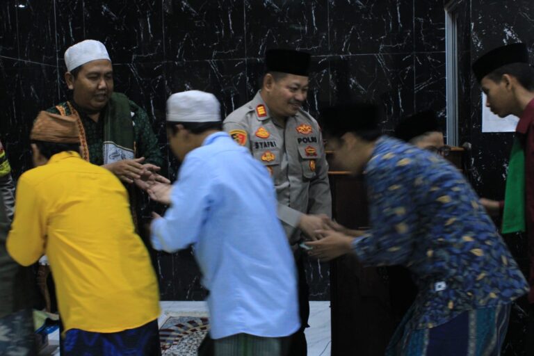 Ciptakan Harkamtibmas Polsek Kalideres Sholat Subuh Berjamaah Bersama Warga Kamal