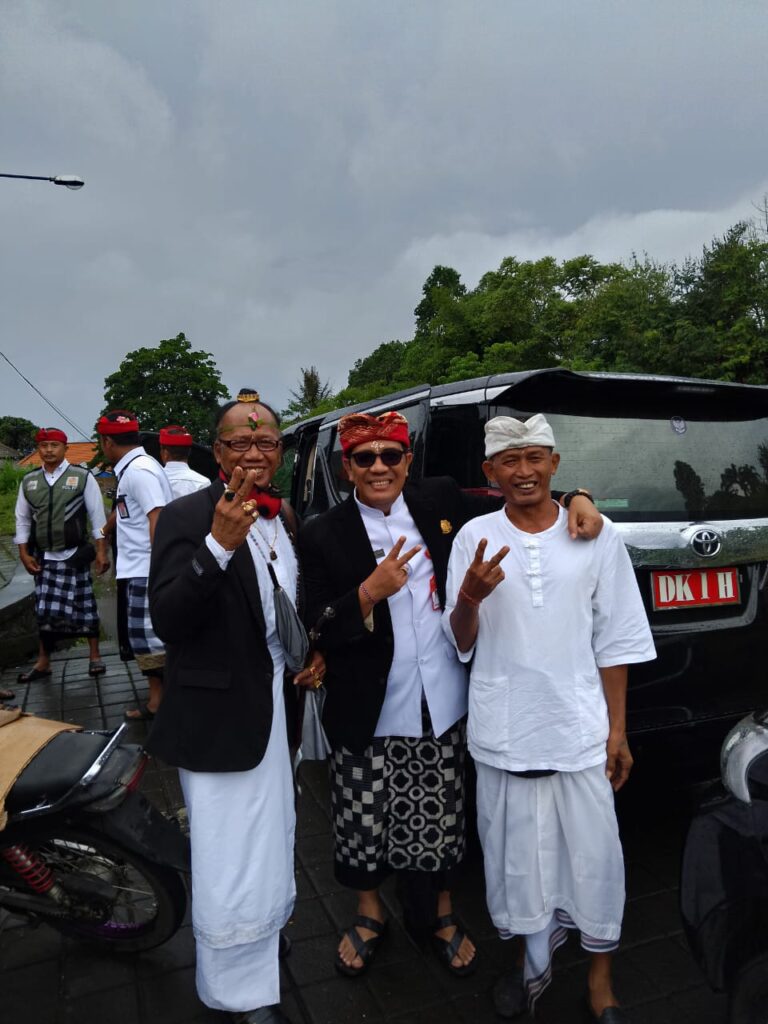 Bupati Tabanan Pimpinan Sembahyang Sradha Bhakti Pengantar di Pura Besakih