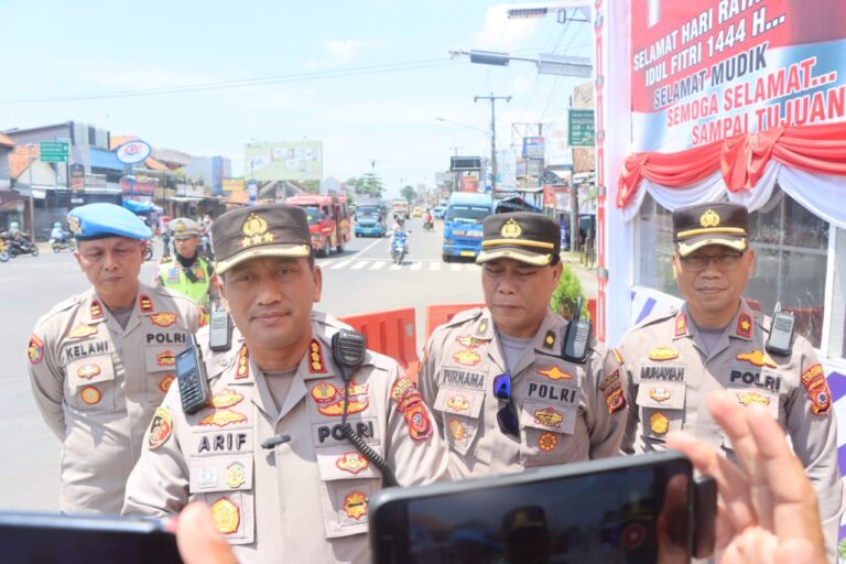 Kapolresta Cirebon Pantau Arus Mudik Gelombang Pertama di Pospam Palimanan