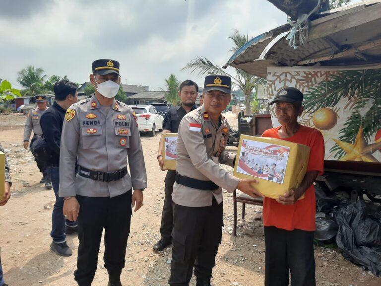 Kurangi Dampak Kenaikan Harga Bapokting, Polresta Tanjungpinang Melalui Satintelkam Terus Salurkan Bantuan Sosial Polda Kepri Untuk Negri