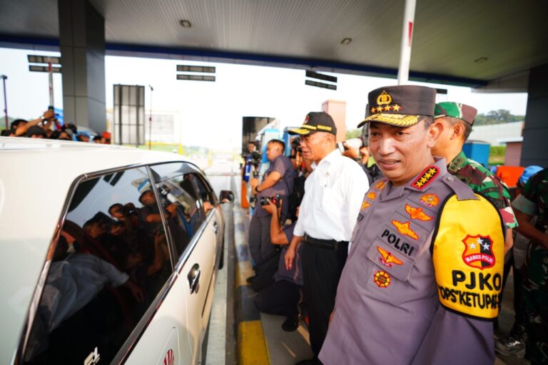 Tinjau Mudik di Jawa Tengah, Kapolri Instruksikan Mantapkan Sosialisasi Rekayasa Lalin dan Pengaturan Rest Area