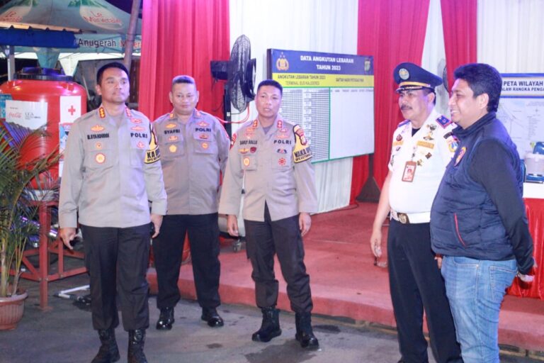 Kapolres Jakarta Barat Kunjungi Pos Pelayanan Lebaran 2023 di Terminal Bus Kalideres