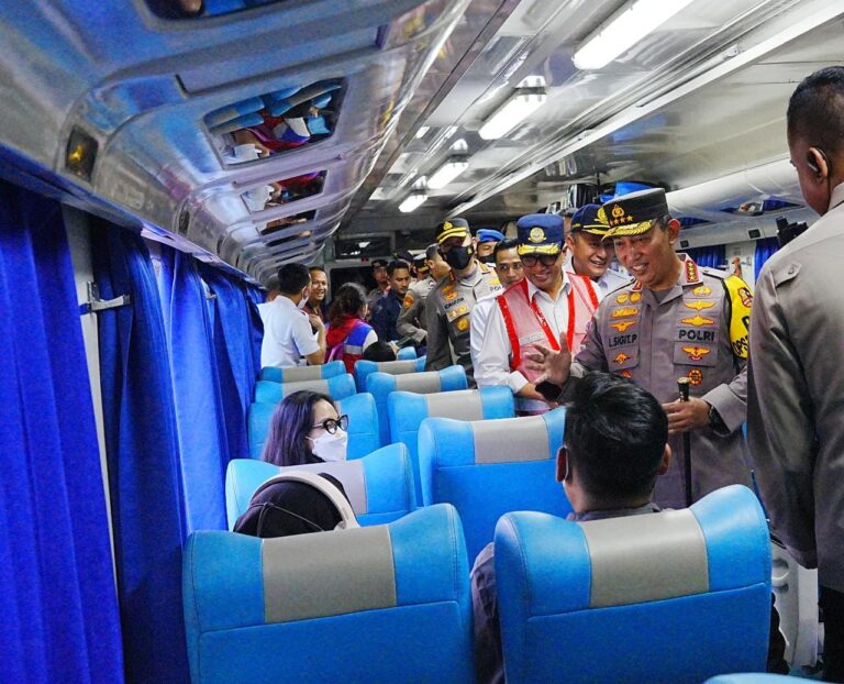 Tinjau Stasiun Senen, Kapolri Anjurkan Warga yang Mudik Gunakan Kereta Api karena Lebih Aman