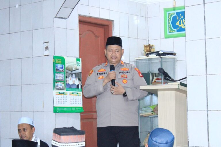 Ciptakan Harkamtibmas, Kapolsek Kalideres Sholat Subuh Berjamaah Bersama Warga di Mushola Al Ridho