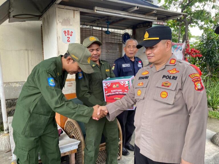 Kapolsek Kalideres Bagikan Bansos Dari Kapolda Metro Jaya Untuk Satpam Lingkungan