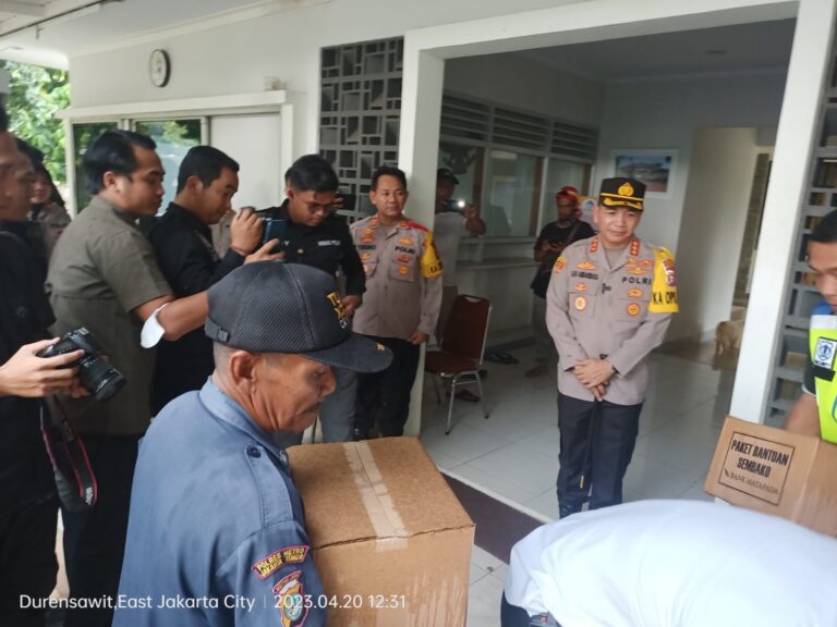 Kapolda Metro Bagikan Sembako Untuk Satpam Perumahan di daerah Duren Sawit Jakarta Timur