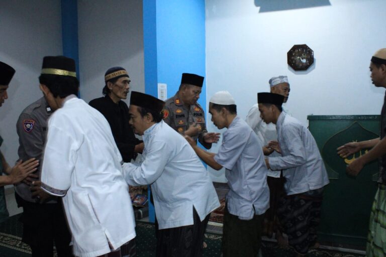 Jelang Lebaran, Kapolsek Kalideres Sholat Subuh Berjamaah Bersama Warga di Mushola Al Hidayah