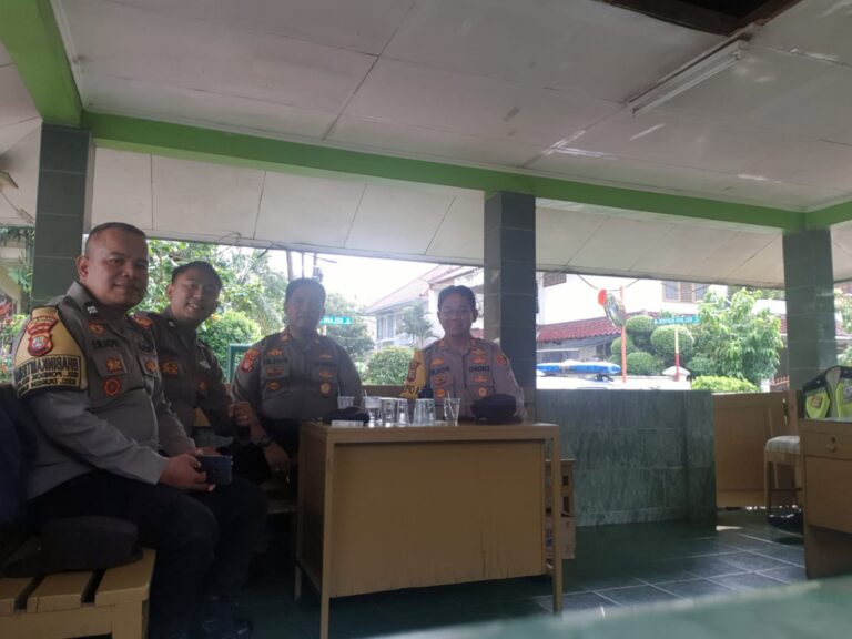 Kapolsek Duren Sawit dan Jajarannya jaga Rumah Warga yang ditinggal Mudik Penghuninya