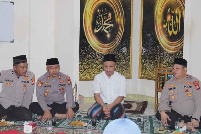 Kapolsek Kalideres Berikan Ucapan Mohon Maaf Lahir Batin, Usai Sholat Subuh Berjamaah di Musholla Al Aziziyah