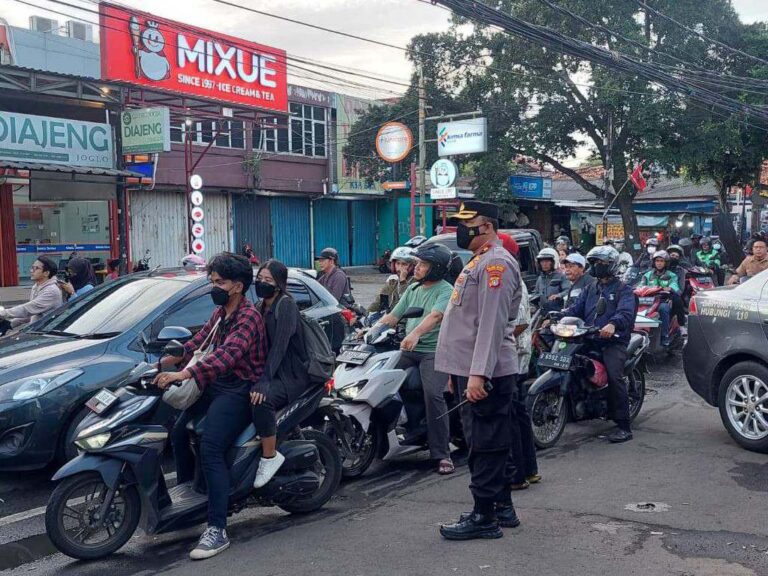 Kapolsek Kembangan Sebar Anggotanya Untuk Pengamanan Baik Jelang Buka Puasa Maupun Saat Sahur