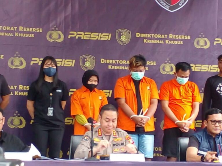 Polisi Tangkap 2 Pelaku Penyebar Berita Hoax , Baju Sitaan di Bawa Pulang