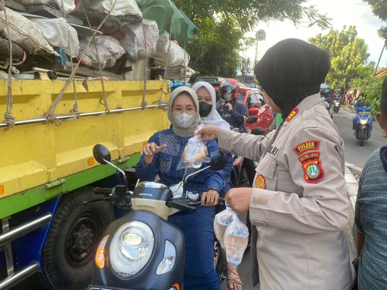 Polsek Kalideres Bagikan 100 Takjil Gratis Kepada Pengguna Jalan