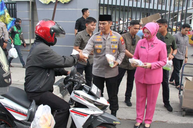 Polres Metro Jakarta Barat dan Bhayangkari Bagikan 1000 Paket Takjil Untuk Masyarakat