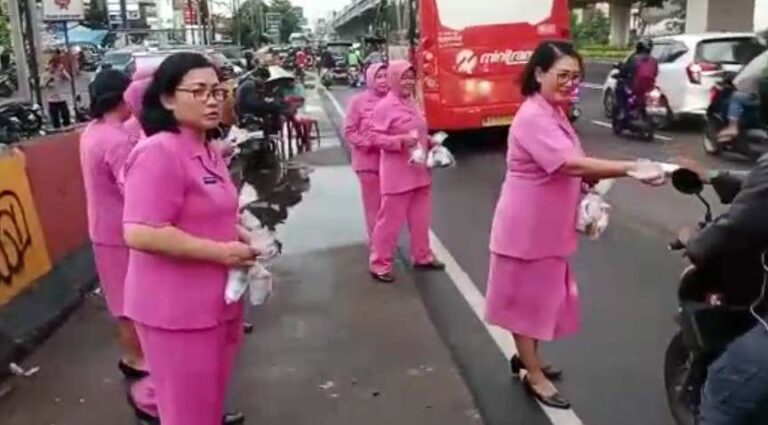 Ketua Ranting Bhayangkari Polsek Duren Sawit Bagikan Takjil dan Baksos ke Yayasan PYI