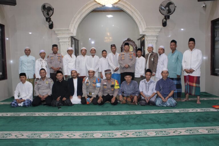 Polsek Kalideres Sholat Subuh Berjamaah Bersama Warga di Mushola Nurul Hasanah