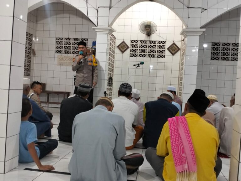 Polsek Kalideres Rutin Sholat Subuh Berjamaah Bersama Warga dan Menyampaikan Himbauan