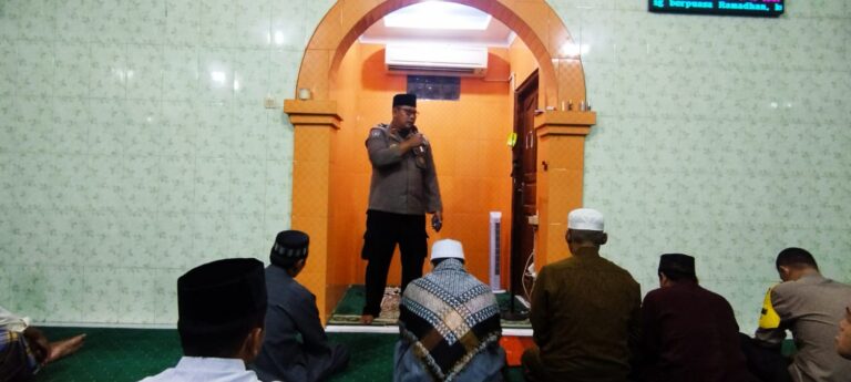 Polsek Kalideres Giat Sholat Subuh Berjamaah Bersama Warga di Mushola At Taqwa