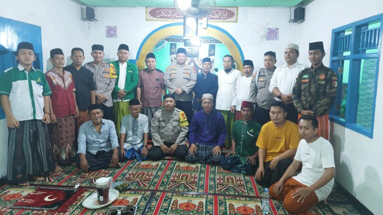 Kapolsek Kalideres Sholat Subuh Berjamaah Bersama Warga Tegal Alur