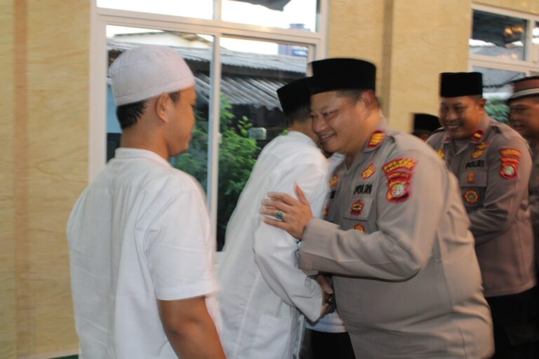 Suling Dakmas, Kapolsek Kalideres Sholat Subuh Bersama Warga di Musholla Al Huda