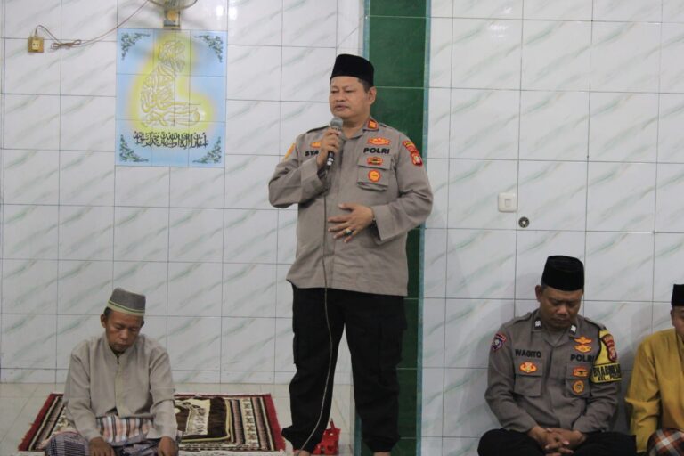 Curhat Subuh, Kapolsek Kalideres Sholat Subuh Bersama Warga di Musholla Baitul Muslim