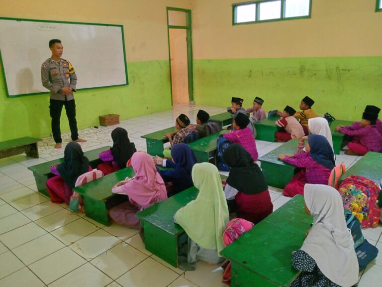 Polisi Sahabat Anak, Bhabinkamtibmas Polsek Leuwimunding Tanamkan Sikap Disiplin Kepada Anak Sejak Dini