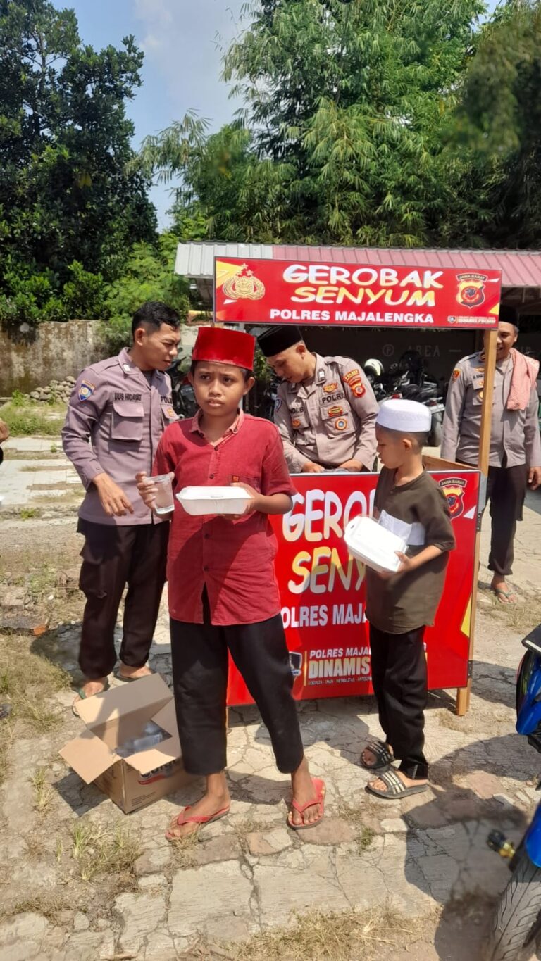 Gerobak Senyum Polres Majalengka Bagikan Makanan Gratis Kepada Jemaah Masjid