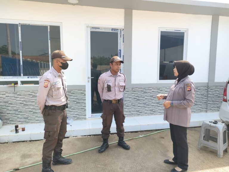 Program Bhatramas,Polwan Bhabinkamtibmas Sambangi Dan Berikan Himbauan Pada Satpam