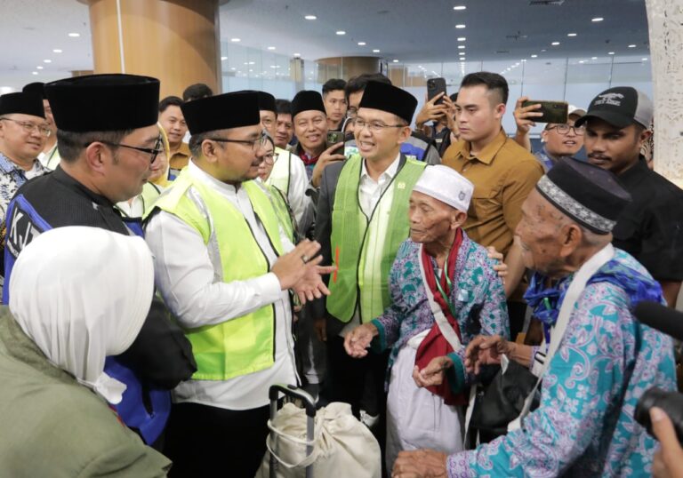 Ibadah Haji 374 JCH Kloter Pertama Asal Majalengka Terbang dari Bandara Kertajati