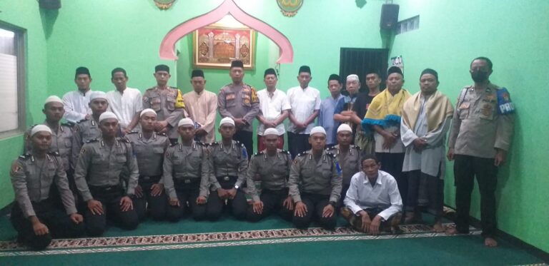 Jajaran Polsek Kalideres Sholat Subuh Bersama Jama’ah Musholla Nurul Iman