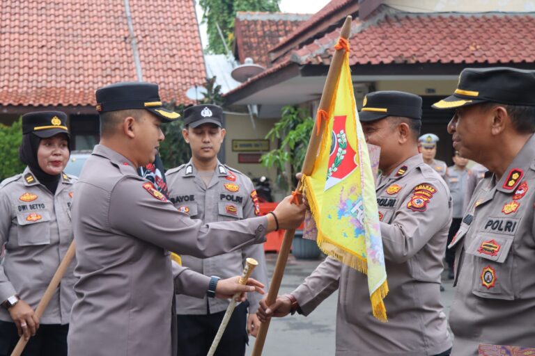 Kapolres Cirebon Kota memberikan reward dan punishment kepada Polsek Jajaran