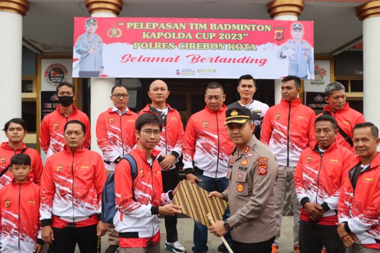 Kapolres Cirebon Kota melepas Tim Badminton Kapolda Cup IV 2023