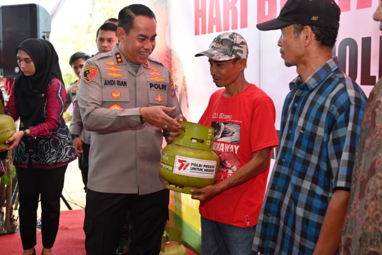 Bantu Warga, Kapolda Kalsel Bagikan 400 Tabung Gas LPG Gratis