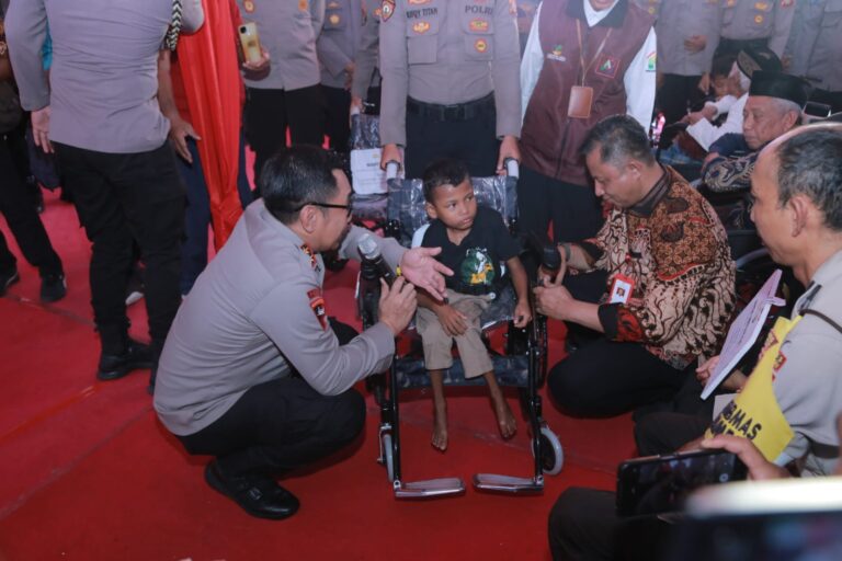 Polda NTB Salurkan Bantuan untuk Penyandang Disabilitas dan Lansia