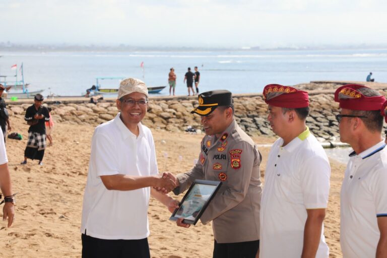 Jelang Hari Bhayangkara ke-77, Polda Bali Lepas Satwa Penyu