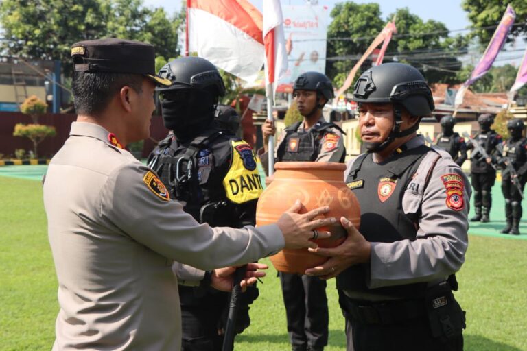 Sambut Hari Bhayangkara ke-77, Kapolresta Cirebon Lepas Pemberangkatan Tim Pengambilan Air Suci