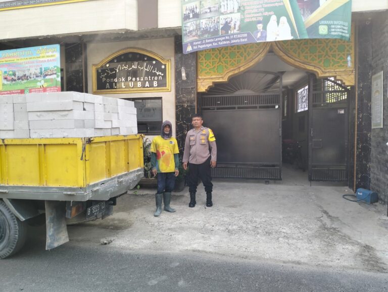 Polsek Kalideres Serahkan Bantuan Ke Ponpes Al Lubab