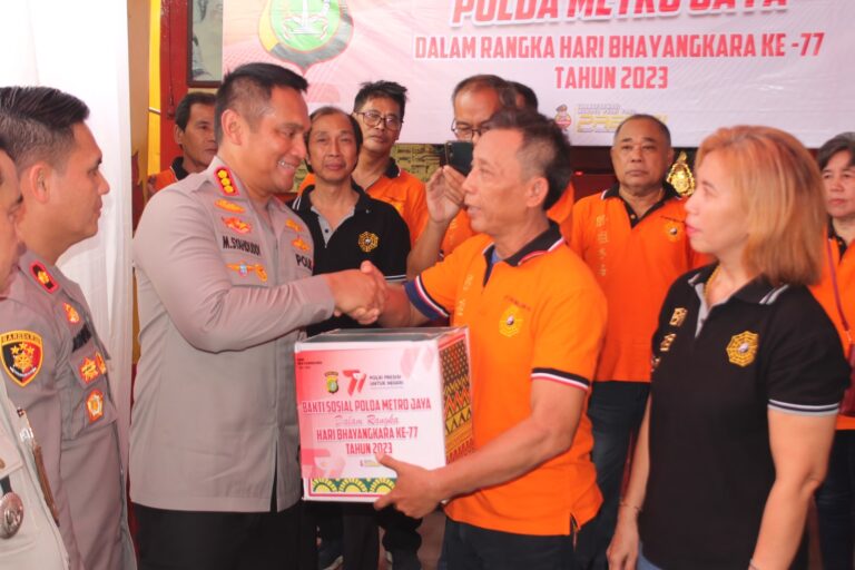 Sambut HUT Bhayangkara Ke-77, Polres Metro Jakbar Salurkan Bansos dari Kapolri