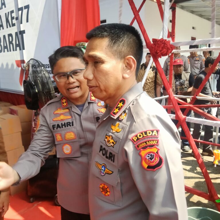 Kapolda Jawa Barat Serahkan Sumur Bor Kepada Warga Indramayu yang Kesulitan Mendapatkan Air Bersih