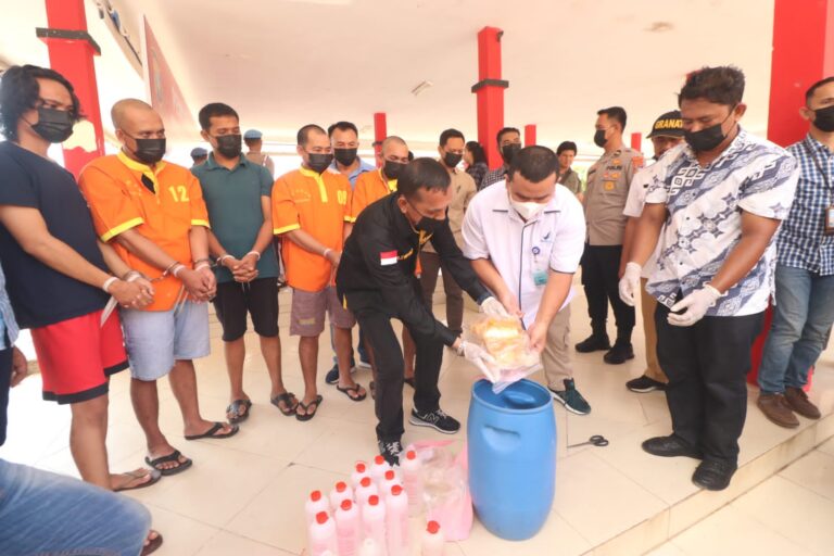 Direktorat Reserse Narkoba Polda Kepri Melakukan Pemusnahan Barang Bukti Narkotika Jenis Ganja dan kokain