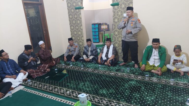 Kapolsek Bersama Anggota Polsek Kalideres Gencarkan Giat Subuh Keliling dan Kamtibmas