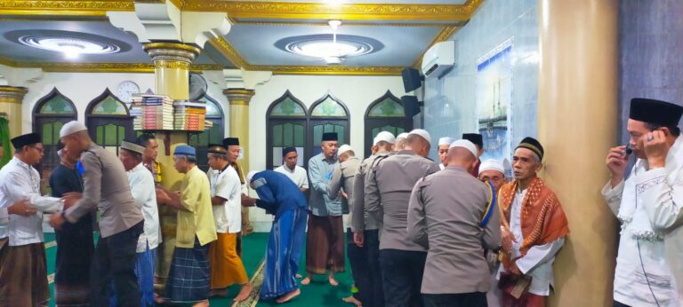 Polsek Kalideres Gencarkan Giat Sholat Subuh Berjamaah serta Sampaikan Pesan Kapolsek di Masjid Al Amin