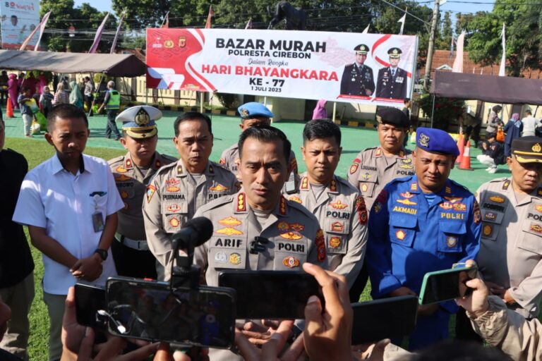 Peringati HUT Bhayangkara ke-77, Polresta Cirebon Gelar Bazar Murah
