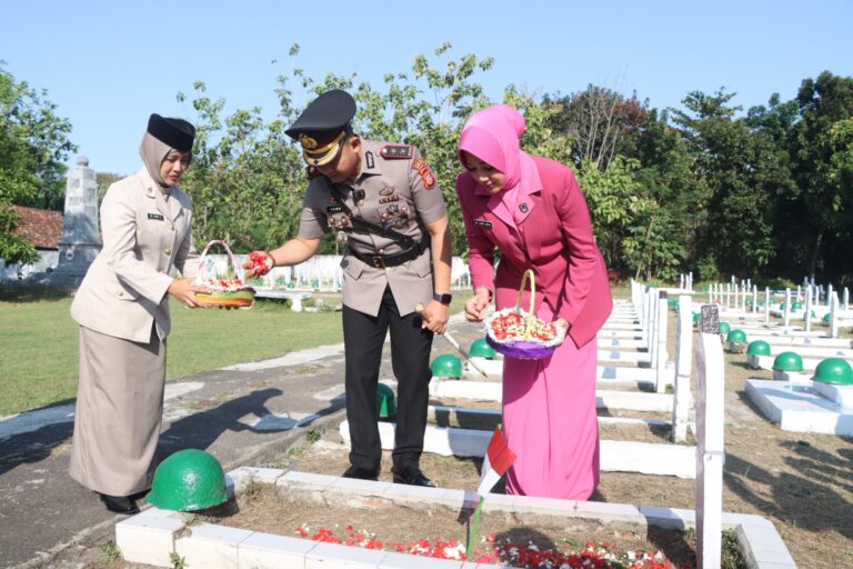 Peringati Hari Bhayangkara Ke-77 Polres Cirebon Kota melaksanakan Ziarah dan Tabur Bunga ke TMP