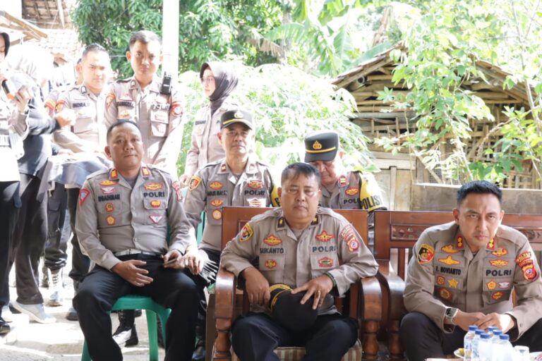 Hari Bhayangkara Ke 77 : Kapolres Majalengka Meresmikan Rumah Anggota Yang Telah Dilakukan Bedah Rumah