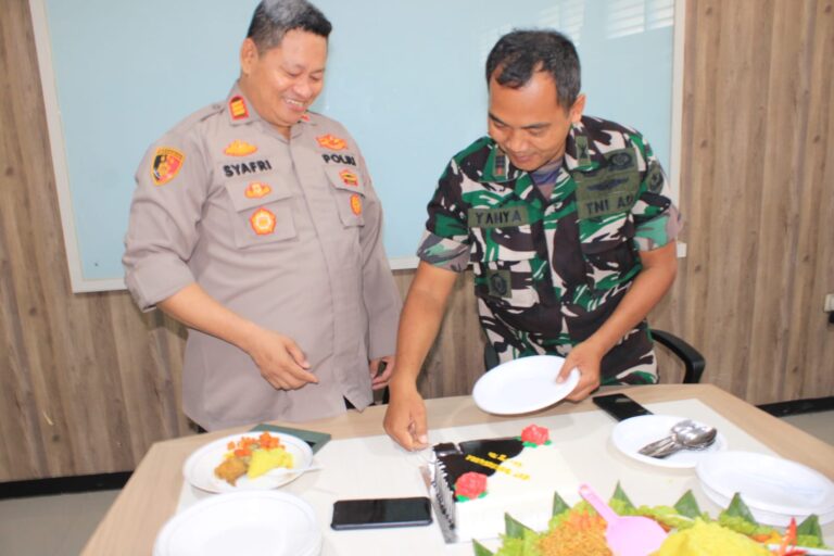 HUT Bhayangkara Ke-77, Kapolsek Terima Kunjungan Danramil 06/Kalideres
