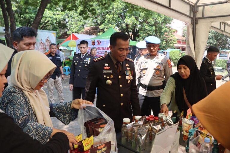 Warga Serbu Bazar Murah Hari Bhayangkara ke-77 Polresta Cirebon di Stadion Ranggajati
